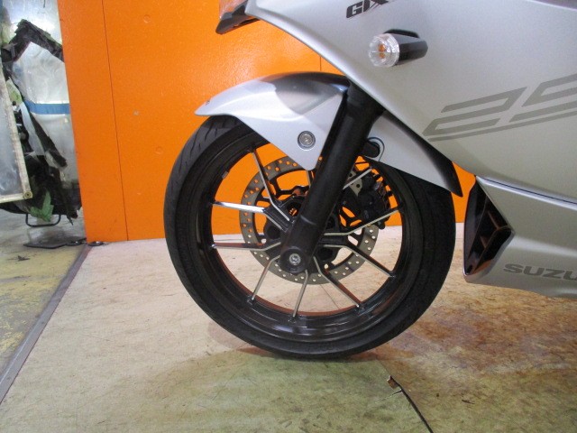 ホイールもこの通り状態グッド！まるで社外品のようなカッコよさの純正のキャストホイール！！